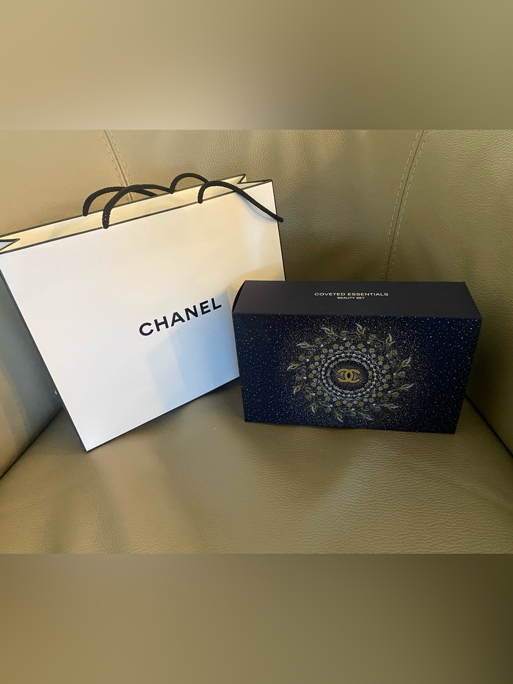 New Chanel Coveted Essentials Beauty Gift Set - Picture 4 of 8